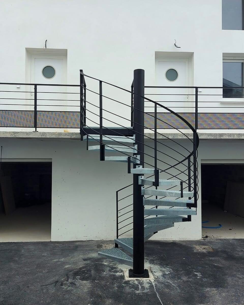 Escalier en colimaçon et garde-corps métalliques d'un bâtiment