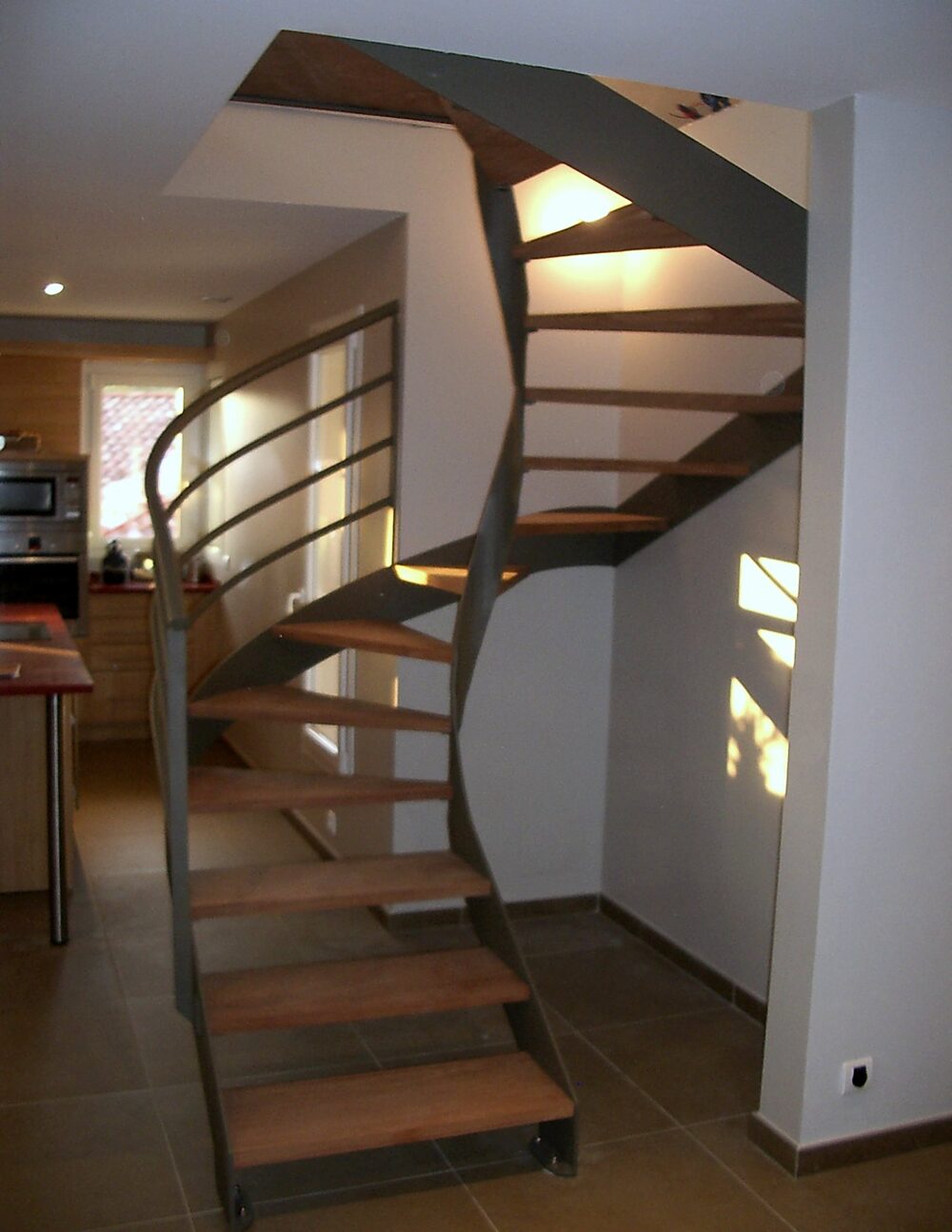 Escalier hélicoïdal métallique dans une maison