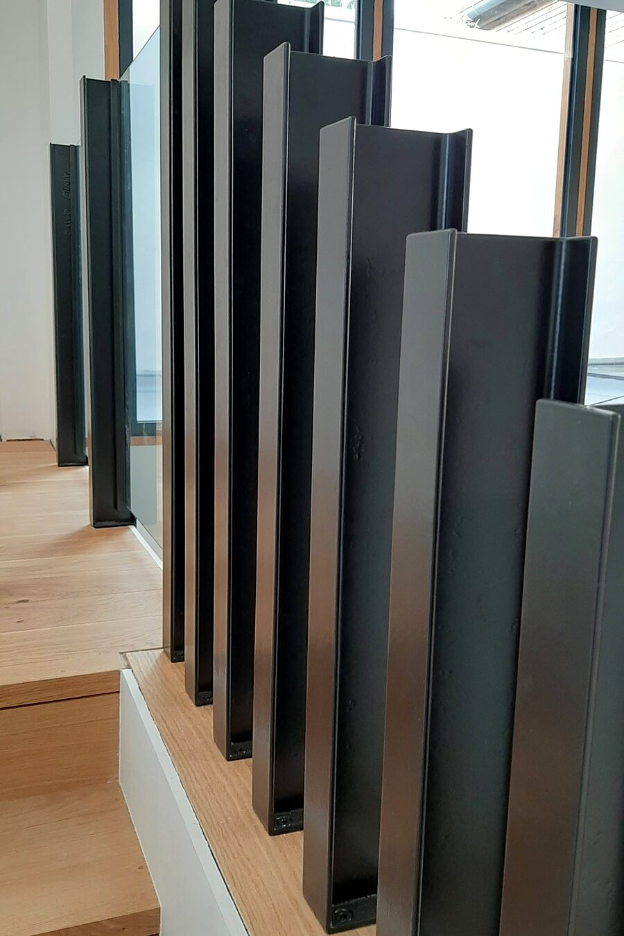 Garde-corps métallique noir à lames verticales