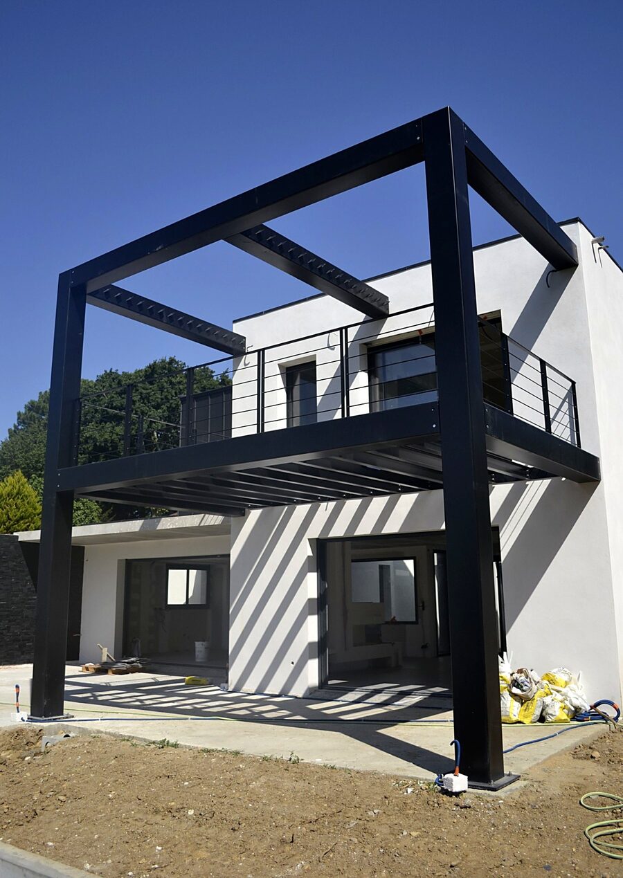 Portique en acier noir sur la façade d'une maison